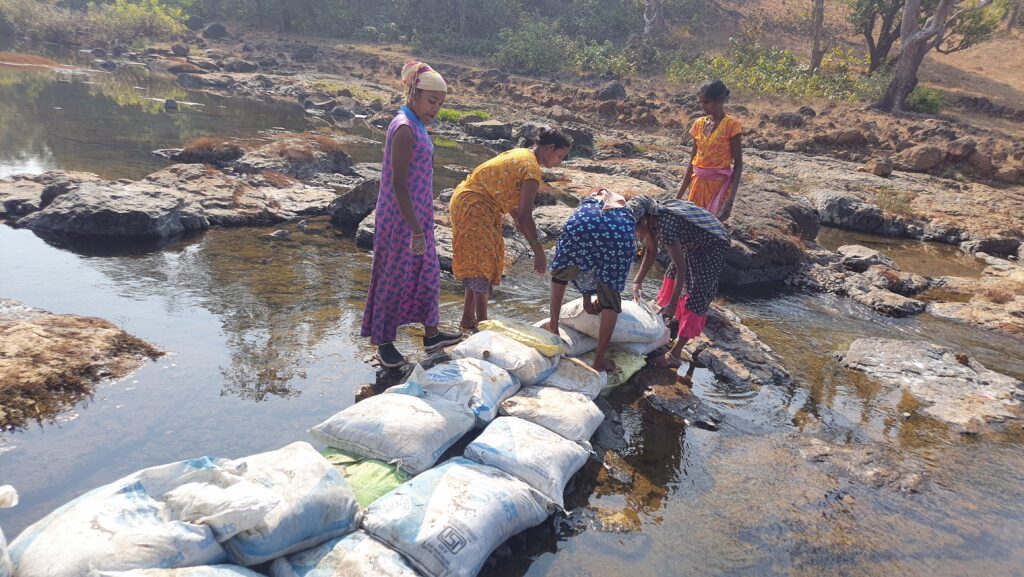 प्रगती महिला बचत गट वाकीपाडा बंधारा बांधतांना