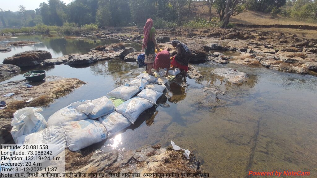 प्रगती महिला बचत गट वाकीपाडा बंधारा बांधतांना