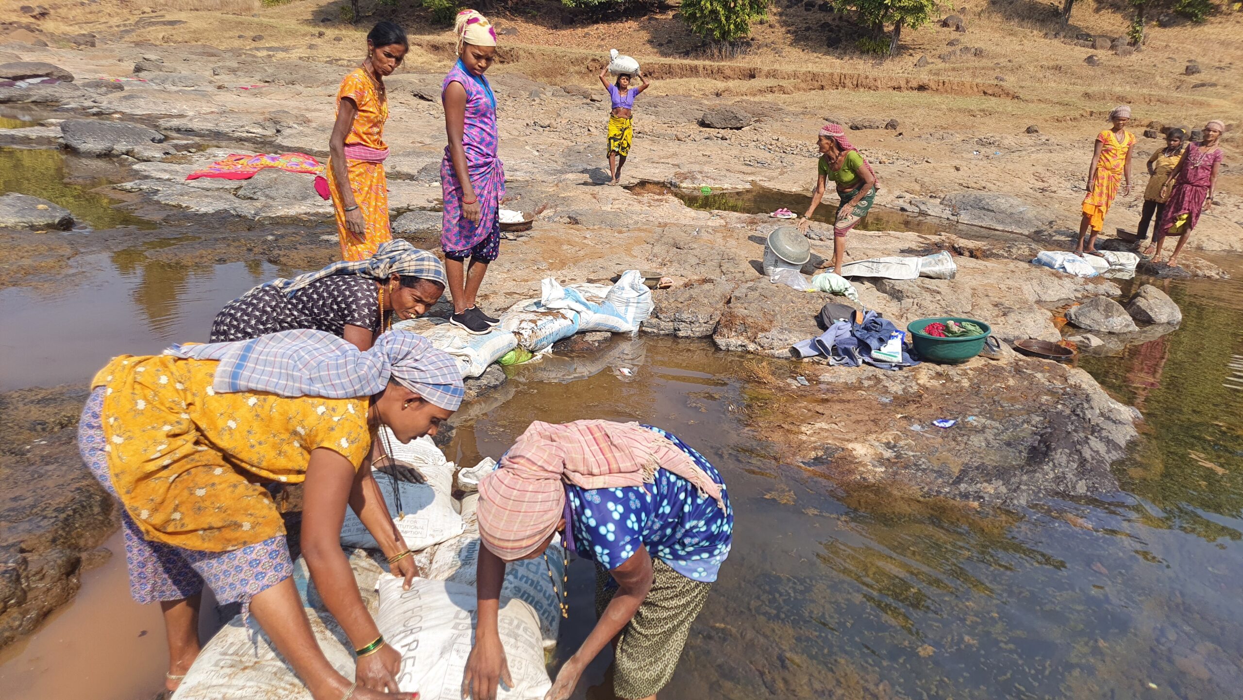 प्रगती महिला बचत गट वाकीपाडा बंधारा बांधतांना