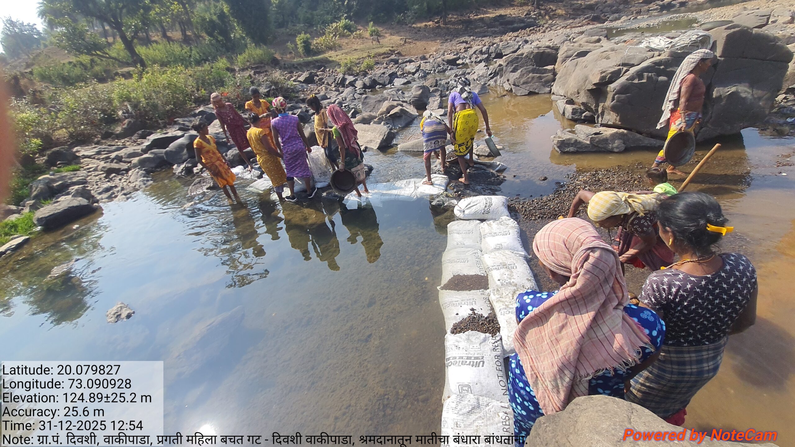 प्रगती महिला बचत गट वाकीपाडा बंधारा बांधतांना