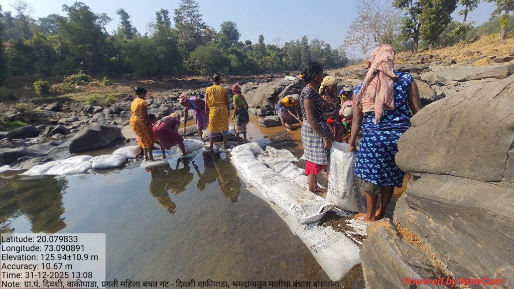 प्रगती महिला बचत गट वाकीपाडा बंधारा बांधतांना