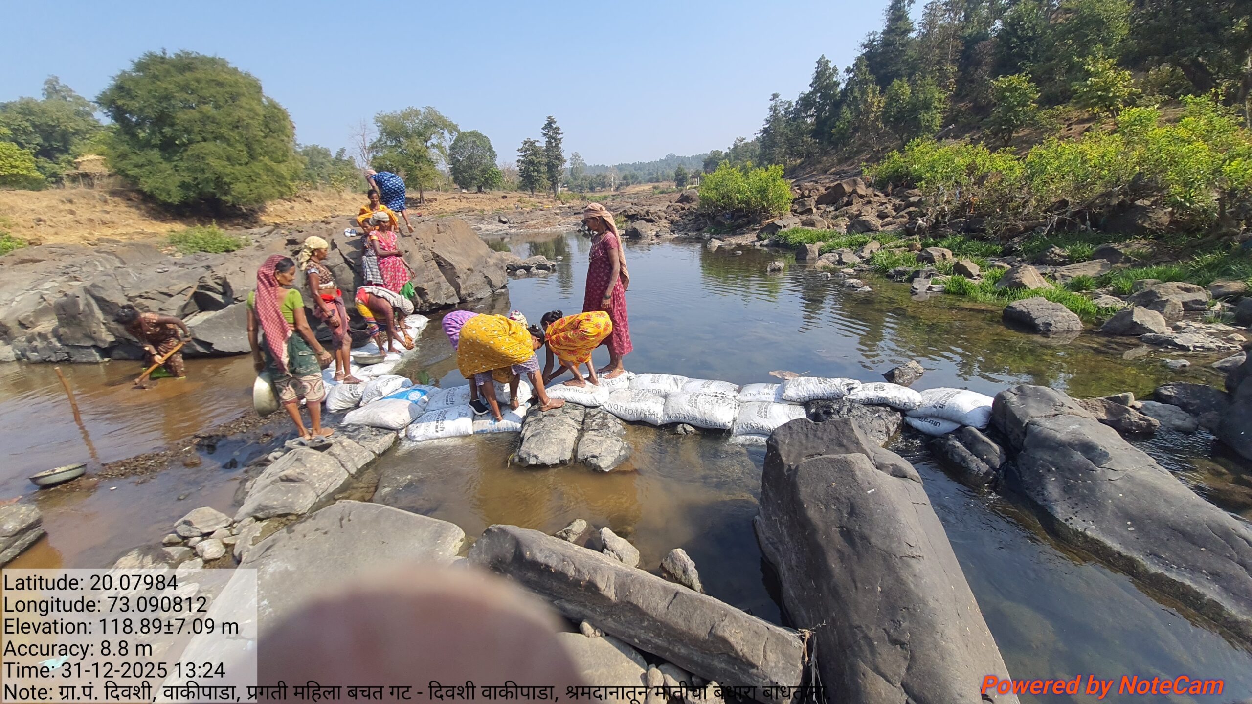 प्रगती महिला बचत गट वाकीपाडा बंधारा बांधतांना