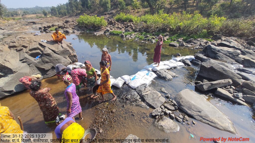 प्रगती महिला बचत गट वाकीपाडा बंधारा बांधतांना