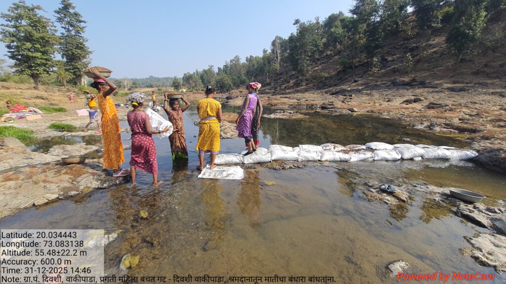 प्रगती महिला बचत गट वाकीपाडा बंधारा बांधतांना