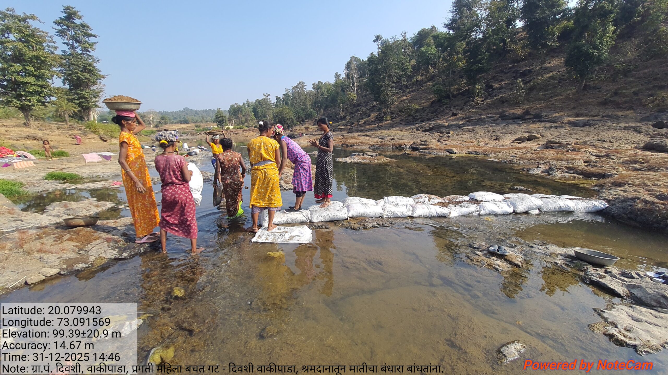 प्रगती महिला बचत गट वाकीपाडा बंधारा बांधतांना