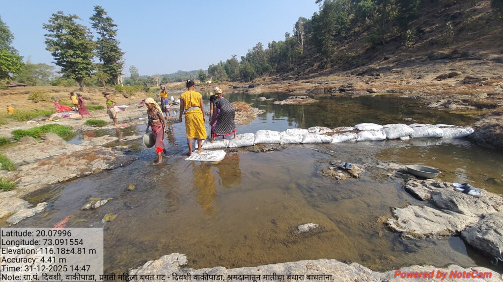 प्रगती महिला बचत गट वाकीपाडा बंधारा बांधतांना