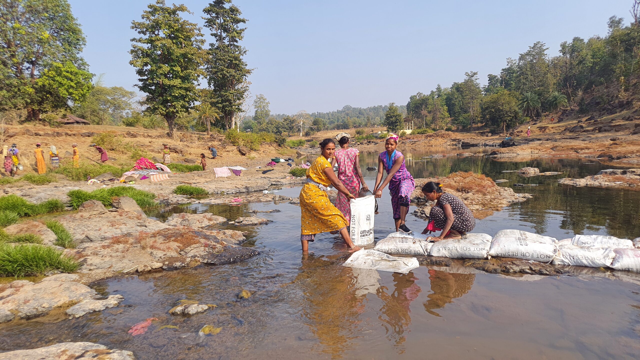 प्रगती महिला बचत गट वाकीपाडा बंधारा बांधतांना